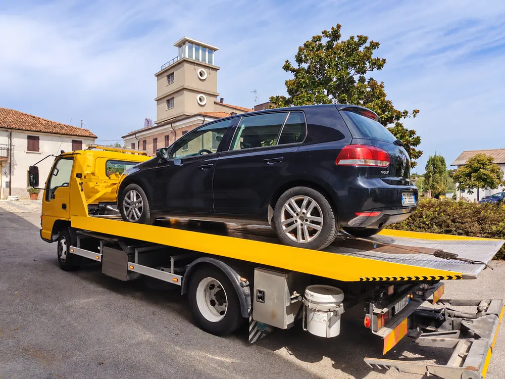 Carro attrezzi con una Volkswagen Golf caricata sul pianale