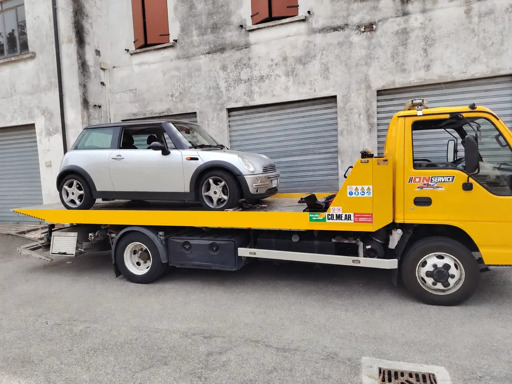 Carro attrezzi con una Mini caricata sul pianale