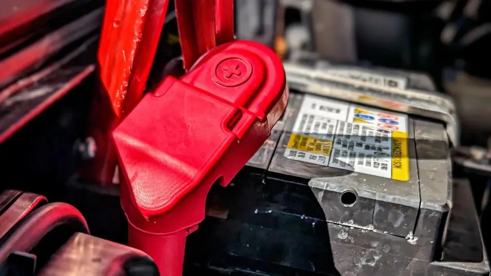 Batteria di un'auto con il morsetto positivo coperto